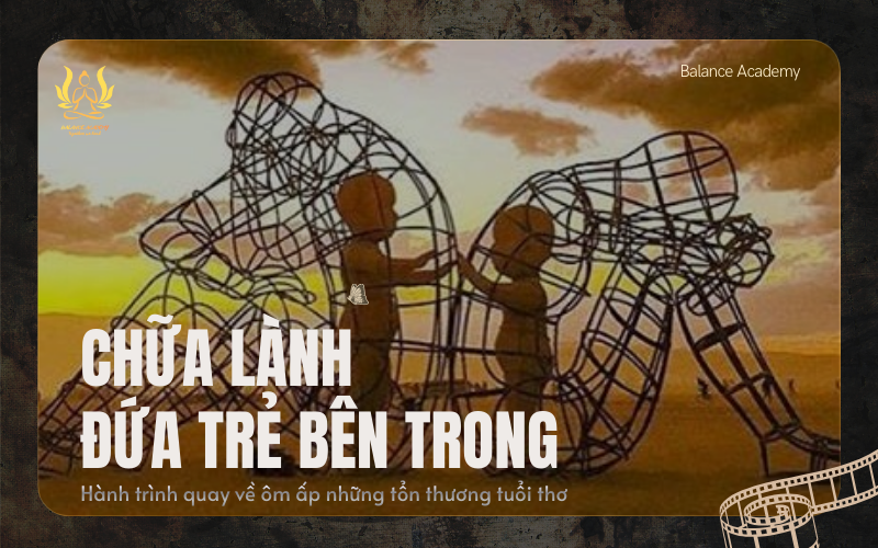 Chữa lành đứa trẻ bên trong là hành trình đối diện và ôm ấp những tổn thương tuổi thơ còn mắc kẹt trong tiềm thức. Bài viết giúp bạn hiểu đứa trẻ bên trong là gì, vì sao phải chữa lành đứa trẻ bên trong, chúng ảnh hưởng đến cảm xúc – mối quan hệ – cuộc sống trưởng thành, và cách kết nối với đứa trẻ bên trong thông qua nhận thức, thiền chữa lành và thực hành tự chữa lành an toàn, bền vững. 1. Chữa Lành Đứa Trẻ Bên Trong Là Gì? Vì Sao Đây Là Hành Trình Ai Cũng Cần Đi Qua? Chữa lành đứa trẻ bên trong không phải là một khái niệm mang tính trào lưu hay tâm linh mơ hồ. Đó là một quá trình tâm lý sâu sắc, nơi con người trưởng thành quay về đối diện với những tổn thương tuổi thơ chưa từng được lắng nghe, thấu hiểu và chữa lành đúng cách. Đứa trẻ bên trong là phần cảm xúc nguyên sơ nhất của mỗi người – nơi lưu giữ ký ức, niềm vui, nỗi sợ, sự thiếu thốn và những vết thương hình thành từ rất sớm. Rất nhiều người bước vào tuổi trưởng thành với vẻ ngoài mạnh mẽ, lý trí, thành công, nhưng bên trong lại luôn cảm thấy bất an, dễ tổn thương, sợ bị bỏ rơi hoặc không ngừng tìm kiếm sự công nhận. Gốc rễ của những trạng thái này thường không nằm ở hiện tại, mà bắt nguồn từ đứa trẻ bên trong đã từng không được yêu thương đủ đầy, không được bảo vệ, hoặc phải lớn lên quá sớm. Chữa lành đứa trẻ bên trong chính là hành trình quay về, không để trách móc cha mẹ hay quá khứ, mà để hiểu – ôm ấp – tái nuôi dưỡng phần con người đã từng bị tổn thương ấy. 2. Đứa Trẻ Bên Trong Là Gì? Hiểu Đúng Để Không Chữa Lành Sai Cách. (1) Đứa trẻ bên trong không phải là ký ức – mà là trạng thái cảm xúc còn sống. Khi nhắc đến “đứa trẻ bên trong”, nhiều người lầm tưởng đó chỉ là những ký ức tuổi thơ đã qua. Trên thực tế, đứa trẻ bên trong là trạng thái cảm xúc vẫn đang hoạt động trong tiềm thức của bạn mỗi ngày. Nó xuất hiện mỗi khi bạn phản ứng quá mức trước một lời từ chối, sợ hãi khi bị phớt lờ, hoặc cảm thấy mình không đủ tốt dù đã cố gắng rất nhiều. Đứa trẻ bên trong hình thành từ: Cách bạn được yêu thương hoặc bị bỏ quên Những lần cảm xúc bị phủ nhận: “đừng khóc nữa”, “chuyện có gì đâu” Trải nghiệm bị so sánh, chê bai, kiểm soát hoặc thiếu an toàn Những trải nghiệm này tạo nên niềm tin cốt lõi mà bạn mang theo đến tận khi trưởng thành. Cho nên những đứa trẻ nào mang theo những kí ức không đẹp sau này sẽ mất cả một đời để chữa lành đứa trẻ bên trong nó. (2) Tổn thương tuổi thơ không biến mất – nó chỉ đổi cách biểu hiện. Nhiều người tin rằng thời gian sẽ chữa lành mọi thứ. Nhưng với tổn thương tuổi thơ, nếu không được nhận diện và chữa lành "đứa trẻ bên trong", nó sẽ âm thầm chi phối: Cách bạn yêu và gắn bó trong các mối quan hệ Cách bạn phản ứng trước xung đột Cách bạn đối xử với chính mình Một người có đứa trẻ bên trong bị tổn thương thường: Sợ bị bỏ rơi nên bám víu hoặc kiểm soát Sợ bị tổn thương nên khép kín, né tránh thân mật Luôn tìm kiếm sự công nhận từ bên ngoài Đây không phải là tính cách bẩm sinh, mà là cơ chế sinh tồn của đứa trẻ bên trong. 3. Vì Sao Chữa Lành Đứa Trẻ Bên Trong Là Nền Tảng Của Mọi Quá Trình Chữa Lành Khác? Chữa lành đứa trẻ bên trong không phải là một phần nhỏ, mà là gốc rễ của chữa lành cảm xúc, mối quan hệ và bản sắc cá nhân. Nếu bỏ qua tầng này, mọi nỗ lực phát triển bản thân chỉ dừng ở bề mặt. (1) Mối liên hệ giữa đứa trẻ bên trong và các mối quan hệ trưởng thành. Rất nhiều mối quan hệ đổ vỡ không phải vì thiếu yêu thương, mà vì hai đứa trẻ bị tổn thương đang cố gắng bảo vệ mình. Khi đứa trẻ bên trong chưa được chữa lành: Bạn dễ bị kích hoạt cảm xúc Bạn phản ứng thay vì đối thoại Bạn yêu bằng nỗi sợ hơn là sự tự do Chữa lành đứa trẻ bên trong giúp bạn yêu với tư cách một người trưởng thành, không phải từ vết thương. (2) Chữa lành đứa trẻ bên trong và hành trình quay về bản ngã thật. Khi kết nối với đứa trẻ bên trong, bạn dần nhận ra: Điều gì thật sự làm bạn tổn thương Điều gì bạn đã kìm nén quá lâu Bạn thực sự cần gì, thay vì đang cố làm hài lòng ai Đây là bước quan trọng để sống đúng với bản thân, chữa lành đứa trẻ bên trong đúng cách để không còn bị quá khứ vô thức điều khiển. 4. Cách Kết Nối Với Đứa Trẻ Bên Trong Một Cách An Toàn Và Bền Vững. Bước 1 – Nhận diện khoảnh khắc "bị kích hoạt" để chữa lành đứa trẻ bên trong đúng cách. Trước khi bắt tay vào ngay việc chữa lành đứa trẻ bên trong, hãy nhận diện lại khoảnh khắc: Mỗi lần bạn phản ứng mạnh về cảm xúc, hãy tự hỏi: “Mình đang bao nhiêu tuổi trong khoảnh khắc này?” “Cảm xúc này quen thuộc từ khi nào?” Việc này giúp bạn tách người trưởng thành khỏi đứa trẻ bên trong, thay vì để chúng hòa làm một. Bước 2 – Lắng nghe thay vì phán xét cảm xúc (Nền tảng của phương pháp chữa lành đứa trẻ bên trong) Đứa trẻ bên trong không cần lời khuyên, nó cần được lắng nghe. Thay vì nói “mình yếu đuối quá”, hãy thử: “Mình thấy em đang rất sợ” “Em đã phải chịu đựng lâu rồi” Ngôn ngữ nội tâm là chìa khóa quan trọng trong chữa lành đứa trẻ bên trong. Bước 3 – Thiền chữa lành để gặp lại đứa trẻ bên trong (Chữa lành đứa trẻ bên trong thành công) Thiền chữa lành là phương pháp được sử dụng rộng rãi để kết nối trực tiếp với tiềm thức. Trong trạng thái thư giãn sâu, bạn có thể hình dung mình gặp lại đứa trẻ bên trong, lắng nghe, ôm ấp và trấn an em bằng sự hiện diện an toàn của người trưởng thành. Điều quan trọng của thiền chữa lành không nằm ở hình ảnh, mà ở cảm giác an toàn và chấp nhận. 5. Những Hiểu Lầm Thường Gặp Khi Chữa Lành Đứa Trẻ Bên Trong Chữa lành không phải là đào bới đau khổ không kiểm soát Nhiều người nghĩ rằng chữa lành đứa trẻ bên trong là phải sống lại nỗi đau. Thực tế, chữa lành đúng cách là tiếp cận từ từ, có ranh giới, không ép bản thân đối diện khi chưa sẵn sàng. (1) Chữa lành đứa trẻ bên trong không đồng nghĩa với đổ lỗi cho cha mẹ Hiểu tổn thương tuổi thơ không phải để trách móc, mà để giải phóng bản thân khỏi vòng lặp vô thức. Bạn có thể thấu hiểu mà vẫn giữ ranh giới lành mạnh. (2) Chữa Lành Đứa Trẻ Bên Trong Là Hành Trình Cả Đời, Không Phải Một Lần Là Xong Chữa lành đứa trẻ bên trong không phải là điểm đến, mà là mối quan hệ bạn xây dựng lại với chính mình. Có những giai đoạn bạn tưởng như đã ổn, rồi một biến cố nhỏ lại kích hoạt vết thương cũ. Điều đó không có nghĩa là bạn thất bại, mà là bạn đang đi sâu hơn. Mỗi lần bạn chọn lắng nghe thay vì né tránh, ôm ấp thay vì chối bỏ, bạn đang từng bước tái nuôi dưỡng đứa trẻ bên trong bằng sự hiện diện trưởng thành mà trước đây em chưa từng có. Tóm lại: Chữa Lành Đứa Trẻ Bên Trong Là Học Cách Ở Lại Với Chính Mình Chữa lành đứa trẻ bên trong không phải là hành trình đi tìm lại một quá khứ đã mất, mà là học cách ở lại với chính mình trong hiện tại, kể cả khi cảm xúc không dễ chịu. Đứa trẻ bên trong chưa từng cần bạn phải trở nên hoàn hảo hơn; em chỉ cần được nhìn thấy, được lắng nghe và được thừa nhận rằng những tổn thương tuổi thơ ấy là có thật. Khi bạn đủ dũng cảm quay về, đủ kiên nhẫn ngồi lại với cảm xúc, đủ dịu dàng để không phán xét chính mình, quá trình chữa lành đứa trẻ bên trong sẽ diễn ra một cách tự nhiên, bền vững và sâu sắc. Từ đó, bạn không còn sống để bù đắp những thiếu thốn cũ, mà bắt đầu sống với sự lựa chọn tỉnh thức, yêu thương và tự do hơn trong từng mối quan hệ và trong chính nhịp sống của mình.